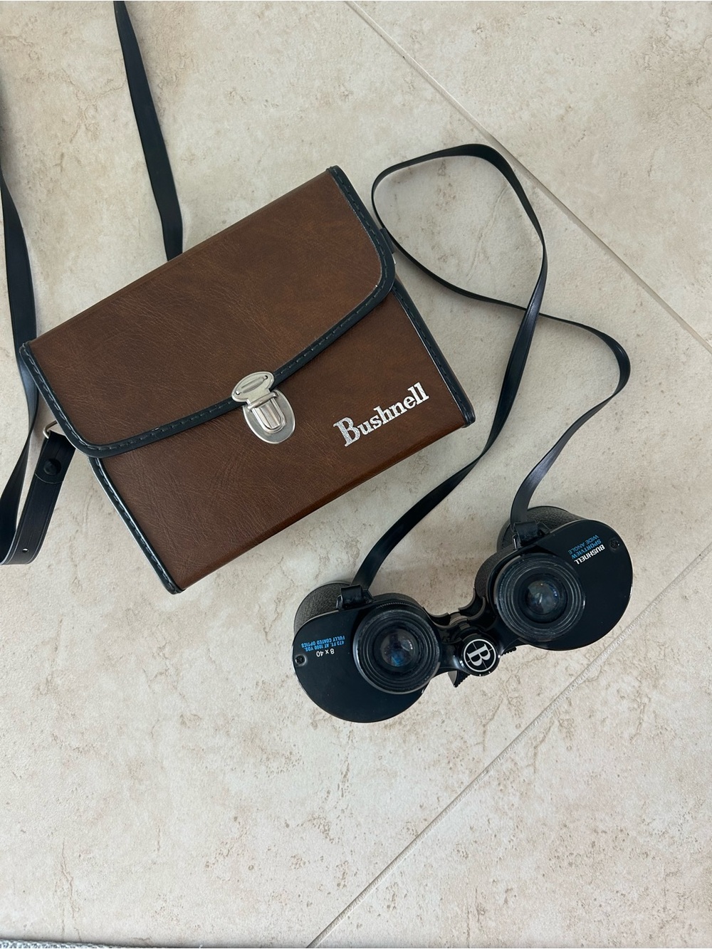 Bushnell insta focus binoculars 8 x 40 with case 473' at 1000 yds